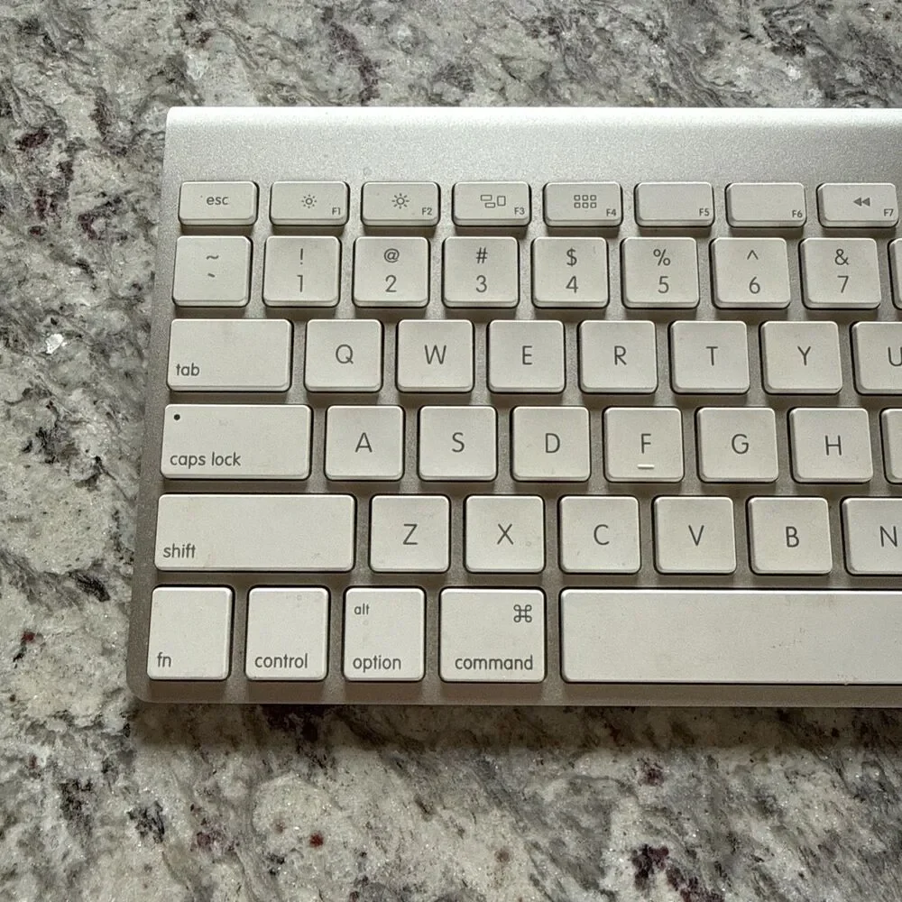 OEM Genuine Apple A1314 Wireless Bluetooth Keyboard Silver White Tested